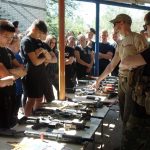 Выставка макетов оружия и наград в Школе поисковика